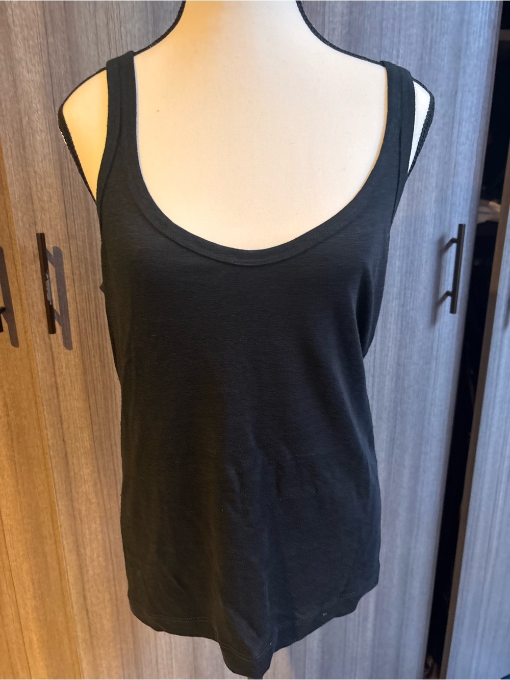 James Perse Classic Black Scoop Neck Tank Top - linen. Size European 1